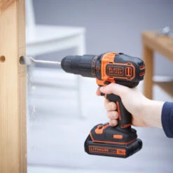 Black & Decker BLACK+DECKER Accuklopboormachine BDCHD18S2KA-QW 18V + 104 Delige Boren- En Bitset -Gamma Winkel 123 1521