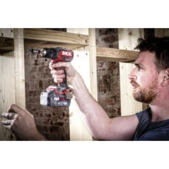 SKIL 20V Accuboormachine 3065GA Compact Brushless 60Nm + 2,0Ah Accu + Snellader + Koffer 18 SKIL 20V Accuboormachine 3065GA Compact Brushless 60Nm + 2,0Ah Accu + Snellader + Koffer -Gamma Winkel 123 2034